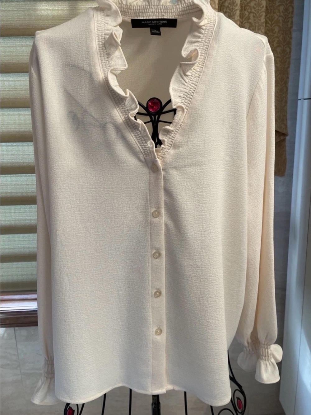 Andrew Marc New York Women’s  Ivory Long Sleeve V- neck Blouse Sz L Ruffle Trim